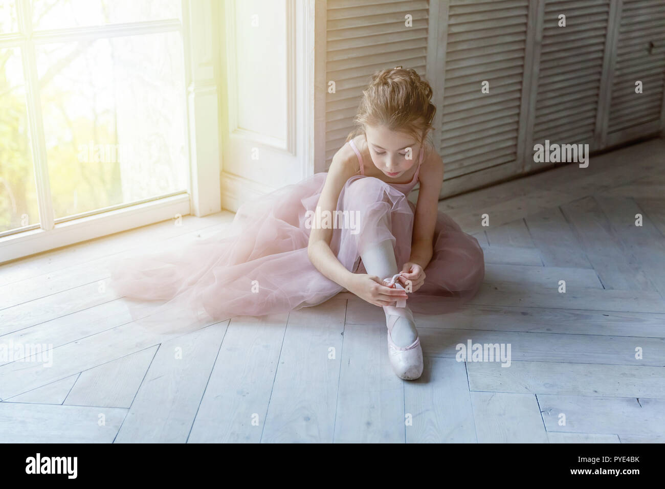 Giovane Ballerina Classica Ragazza Nel Corso Di Danza Bellissima Ballerina Leggiadra In Rosa Tutu Gonna Mette Sulla Pointe Scarpe Vicino Alla Grande Finestra In Bianco Lig Foto Stock Alamy