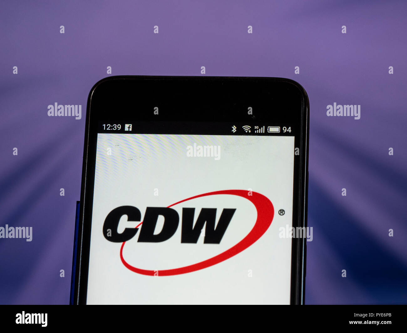 DSW, Inc. Commercio al dettaglio di calzature logo azienda vede  visualizzato sul telefono intelligente. DSW, Inc. è un americano di  rivenditore di calzature di designer e scarpe di marca e accessori di