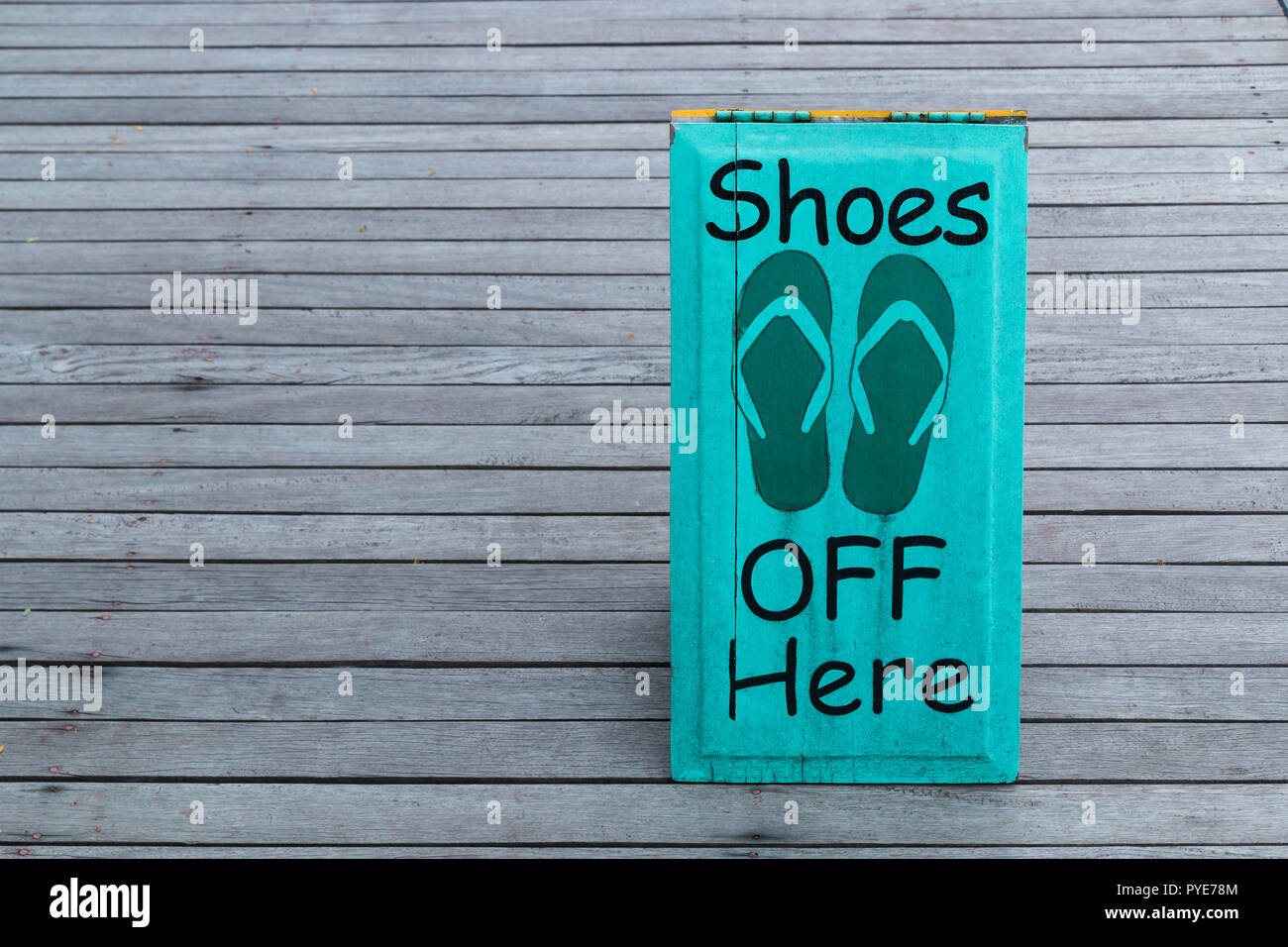 Nessun segno di scarpe sul pavimento in legno di colore verde Foto Stock