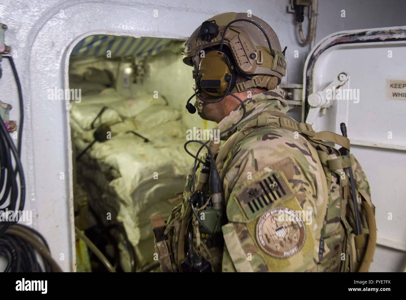 Pacifico occidentale (ott. 21, 2018) una costa Guardsman di U.S. La guardia costiera della applicazione della legge il distacco 107, imbarcato a bordo Arleigh Burke-class guidato-missile destroyer USS Shoup (DDG 86), ispeziona un pesce refrigerato stiva di una nave da pesca durante un'Oceania la sicurezza marittima iniziativa (OMSI) Imbarco missione nel Pacifico occidentale ott. 21, 2018. Il programma di Omsi è un Segretario del programma di difesa sfruttando il Dipartimento della Difesa beni in transito attraverso il territorio della regione ad aumentare la protezione di litorale marittimo della consapevolezza di dominio, in ultima analisi a supporto della sua maritime le operazioni di polizia in Oceania. (U.S. Foto Stock