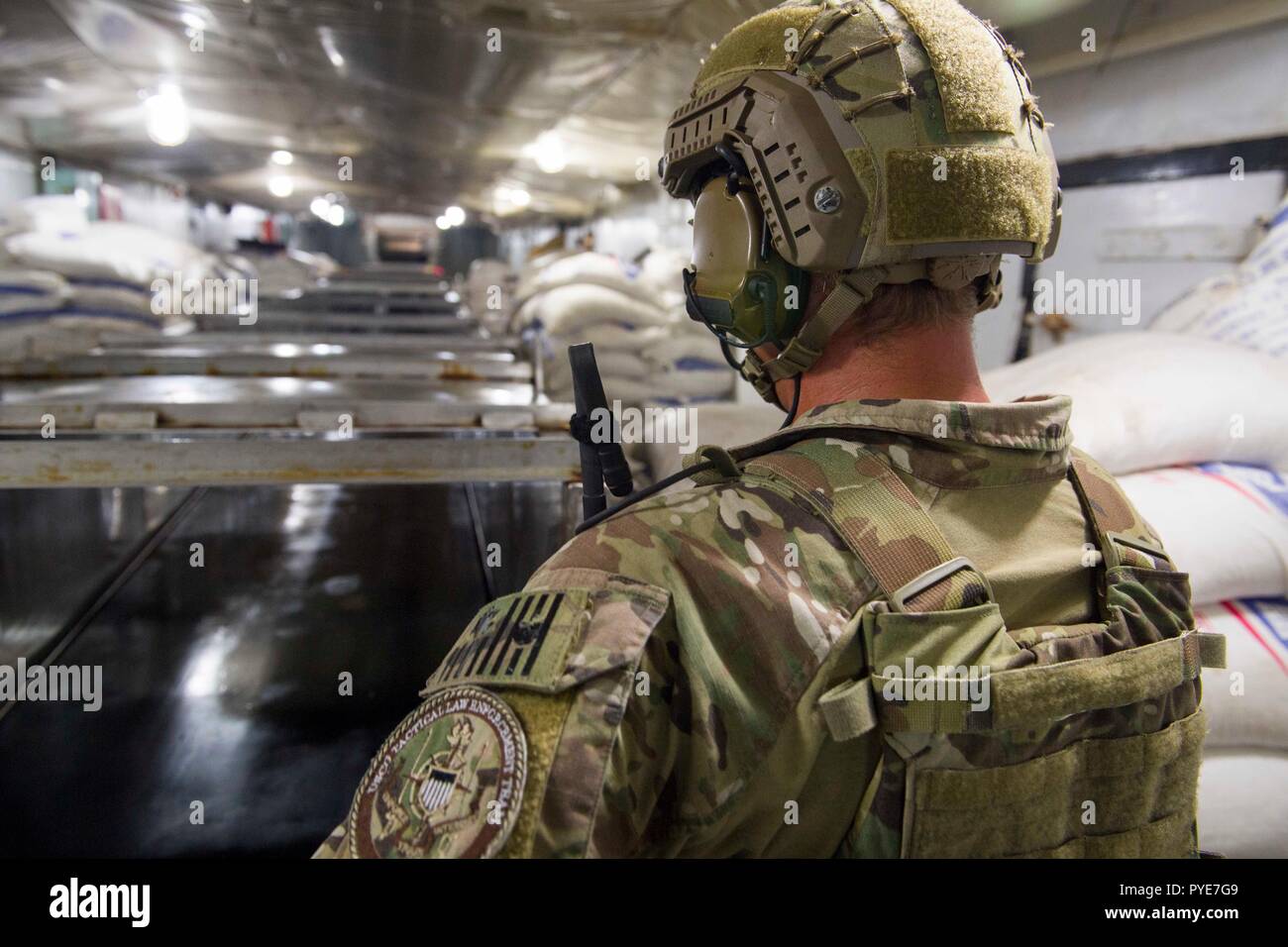 Pacifico occidentale (ott. 22, 2018) una costa Guardsman di U.S. La guardia costiera della applicazione della legge il distacco 107, imbarcato a bordo Arleigh Burke-class guidato-missile destroyer USS Shoup (DDG 86), effettua una scansione di una stanza di deposito di un peschereccio straniero durante un'Oceania la sicurezza marittima iniziativa (OMSI) Imbarco missione nel Pacifico occidentale ott. 22, 2018. Il programma di Omsi è un Segretario del programma di difesa sfruttando il Dipartimento della Difesa beni in transito attraverso il territorio della regione ad aumentare la protezione di litorale marittimo della consapevolezza di dominio, in ultima analisi a supporto della sua maritime le operazioni di polizia in Oceania. (U.S. Navy Foto Stock