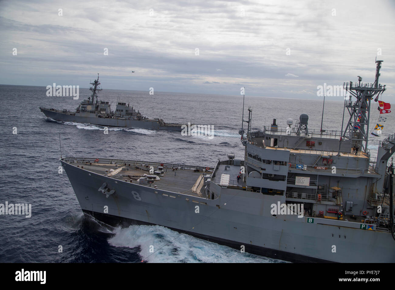 Il Arleigh Burke-class guidato-missile destroyer USS McFaul (DDG 74) si diparte dopo un rifornimento in mare, Ottobre 23, 2018. Un RAS è come U.S. Le navi della marina militare ripopolare su approvvigionamenti vitali come il cibo e il carburante. (U.S. Marine Corps photo by Lance Cpl. Ethan verde) Foto Stock