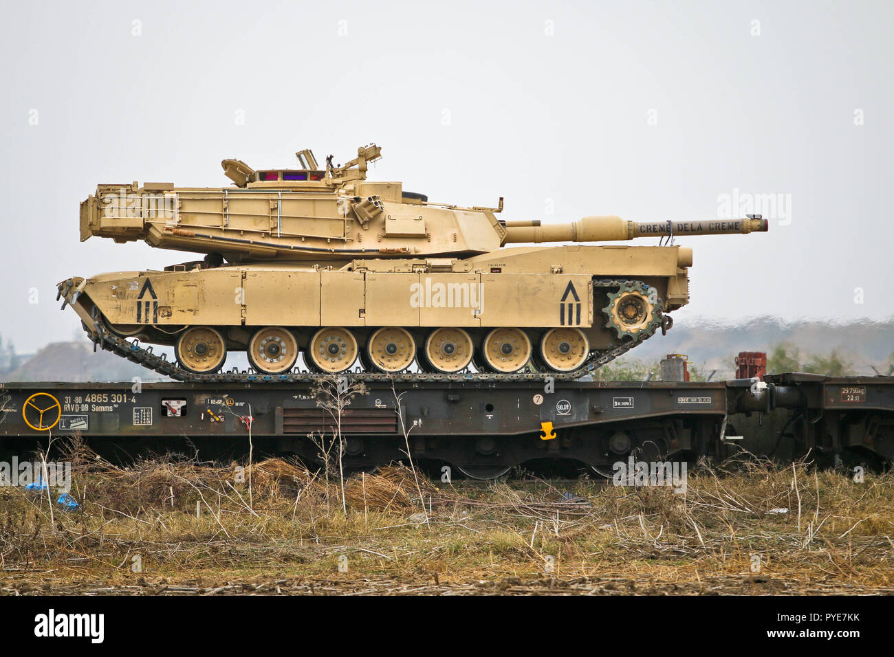 Un U.S. Serbatoio dell esercito equipaggio assegnati al 2° Battaglione, quinto reggimento di cavalleria, 1° Brigata corazzate contro la squadra, 1° Divisione di cavalleria, manovre di un M1A2 Abrams serbatoio ad un fungo in preparazione per il suo trasporto a Hohenfels, Germania durante un funzionamento del fungo della rotaia, Corbu, Romania, 24 ottobre 2018. Il Battaglione ha distribuito in Europa a sostegno di Atlantic risolvere, il permanere di un esercizio di formazione tra la NATO e gli Stati Uniti Le forze. (U.S. Esercito nazionale Guard foto di Sgt. Jamar Marcel Pugh, 382 Affari pubblici distacco/ 1° ABCT, 1 CD/rilasciato) Foto Stock