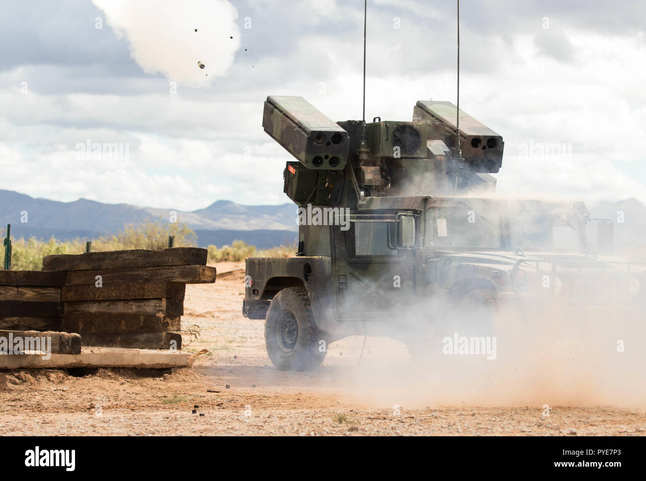 Un vendicatore Weapon System incendi in un live-fire a corto raggio gamma missile vicino a White Sands Missile Range, New Mexico, il 14 ottobre 2018. Il sistema è stato gestito da soldati con Charlie batteria, 1° Battaglione, 174ma la difesa aerea brigata di artiglieria, Ohio Army National Guard. (U.S. Esercito Personale fotografica Sgt. Urtato boschi, 157della brigata di fanteria per Affari pubblici) Foto Stock