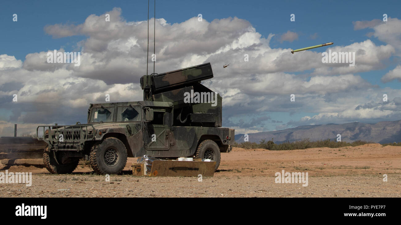 Un vendicatore Weapon System incendi in un live-fire a corto raggio gamma missile vicino a White Sands Missile Range, Nuovo Messico, dal 15 ottobre 2018. Il sistema è stato gestito da soldati con Charlie batteria, 1° Battaglione, 174ma la difesa aerea brigata di artiglieria, Ohio Army National Guard. (U.S. Esercito Personale fotografica Sgt. Urtato boschi, 157della brigata di fanteria per Affari pubblici) Foto Stock