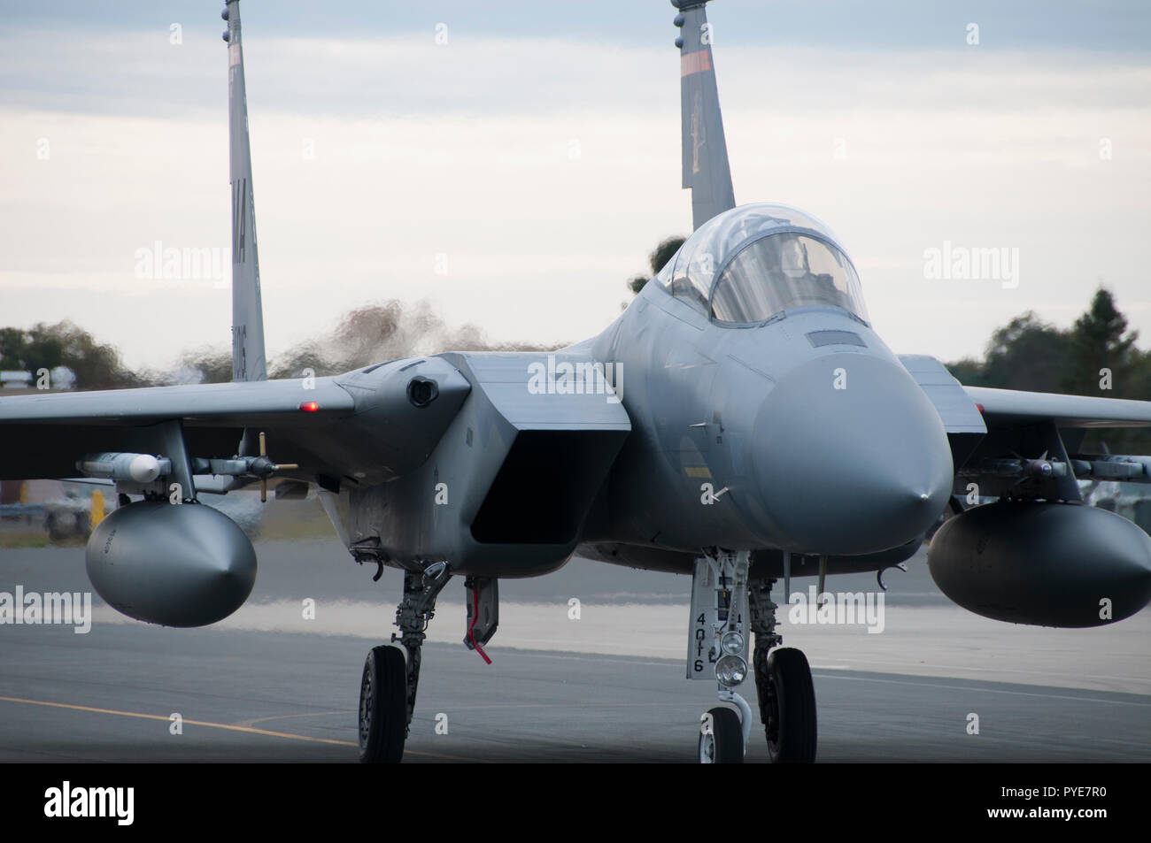 Il tenente colonnello Jeffrey 'Monty' Beckel completa il suo ultimo volo ott. 26, 2018 a Barnes Air National Guard Base, Massachusetts. (U.S. Air National Guard Foto di Airman 1. Classe Randall S. Burlingame) Foto Stock