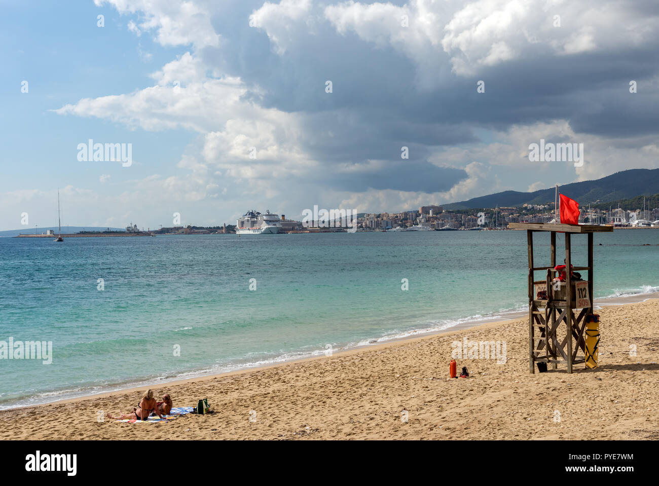 Bagnino torre di avvistamento sulla spiaggia - Mallorca, Spagna Foto Stock