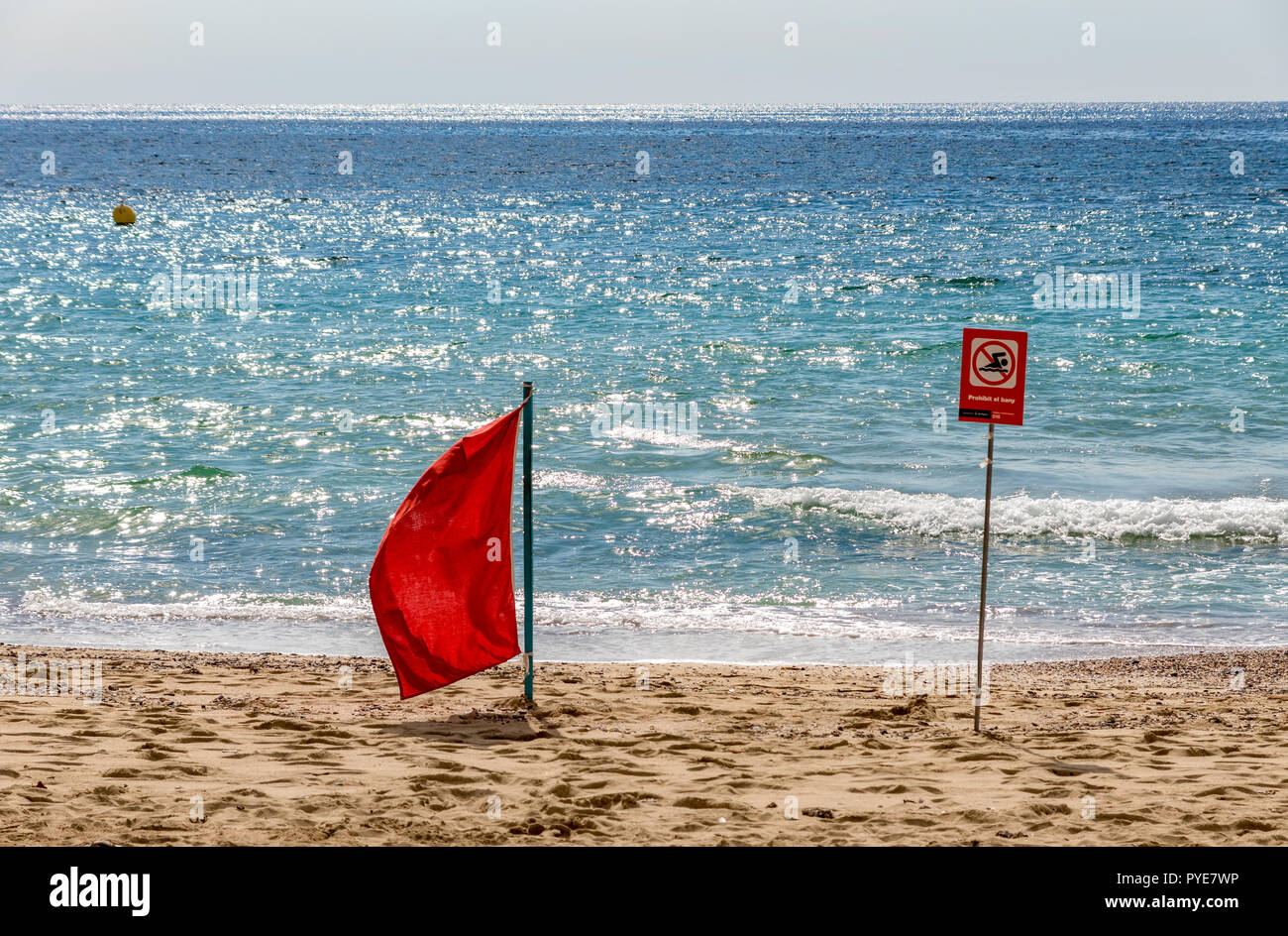 Non si può nuotare bandiera rossa sulla spiaggia - Mallorca, Spagna Foto Stock