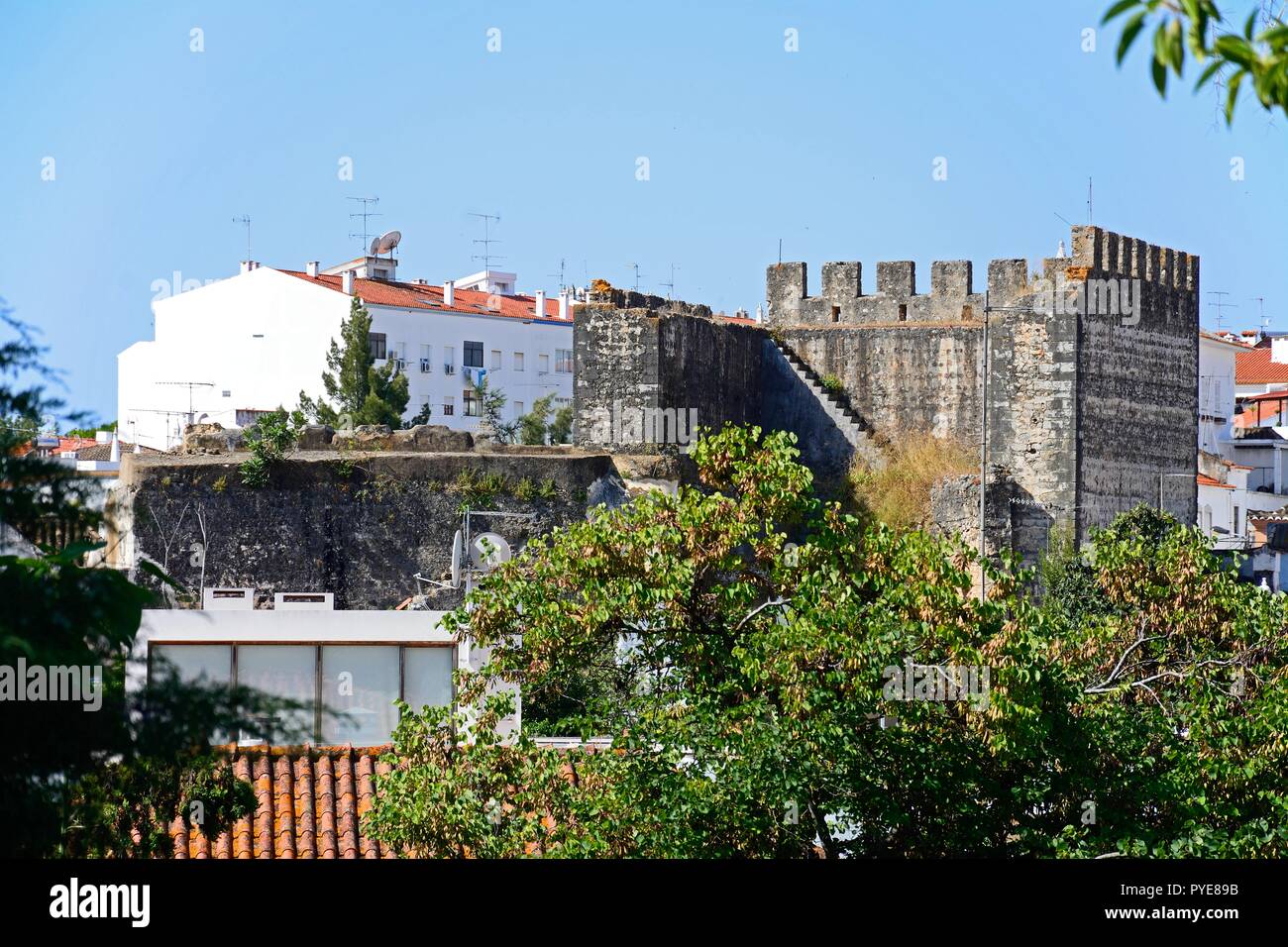 Vista di una parte del castello merlature con edifici del comune per la parte posteriore, Tavira, Algarve, Portogallo, dell'Europa. Foto Stock