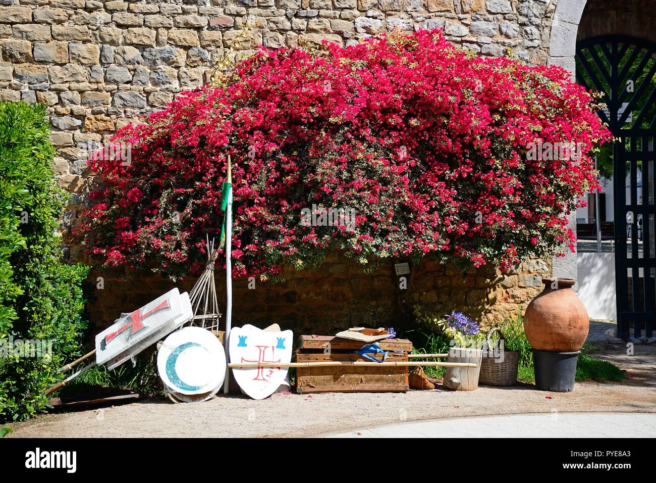Rievocazione scudi dal castello merlature nel cortile, Tavira, Algarve, Portogallo, dell'Europa. Foto Stock