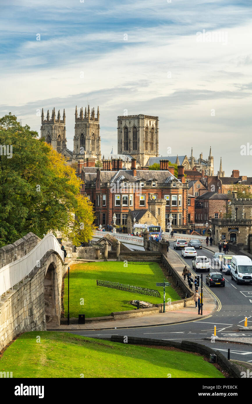 Paesaggio panoramico autunnale di York - monumenti storici, mura medievali, torri minster illuminate dal sole, ponte Lendal & People Walking - Nord Yorkshire, Inghilterra Regno Unito Foto Stock