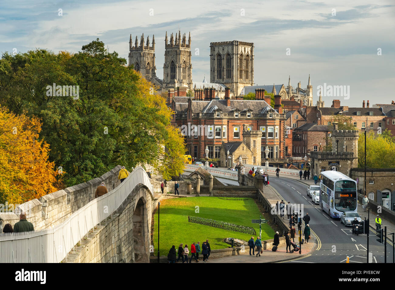 Paesaggio panoramico autunnale di York - monumenti storici, mura medievali, torri minster illuminate dal sole, ponte Lendal & People Walking - Nord Yorkshire, Inghilterra Regno Unito Foto Stock
