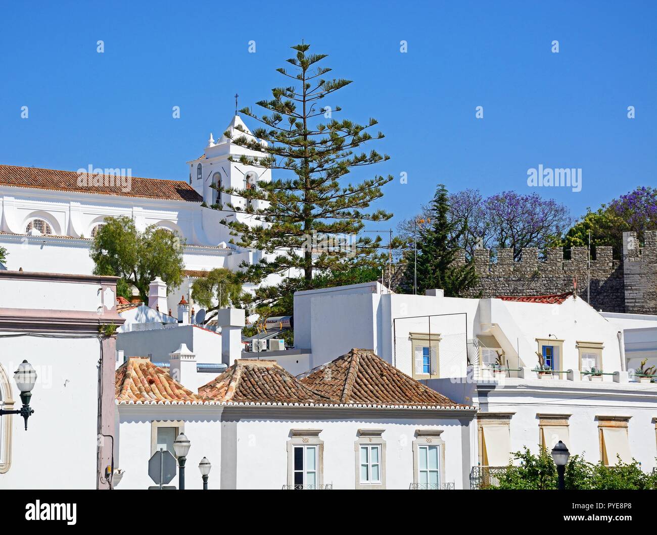 Città vecchia di edifici con la chiesa di Santa Maria di Castello e merlature alla parte posteriore, Tavira, Algarve, Portogallo, dell'Europa. Foto Stock