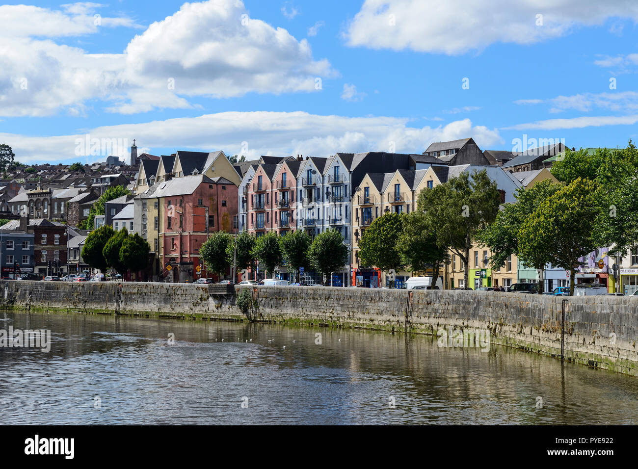 Edificio colorato su Papi Quay sul fiume Lee di Cork, nella contea di Cork, Repubblica di Irlanda Foto Stock