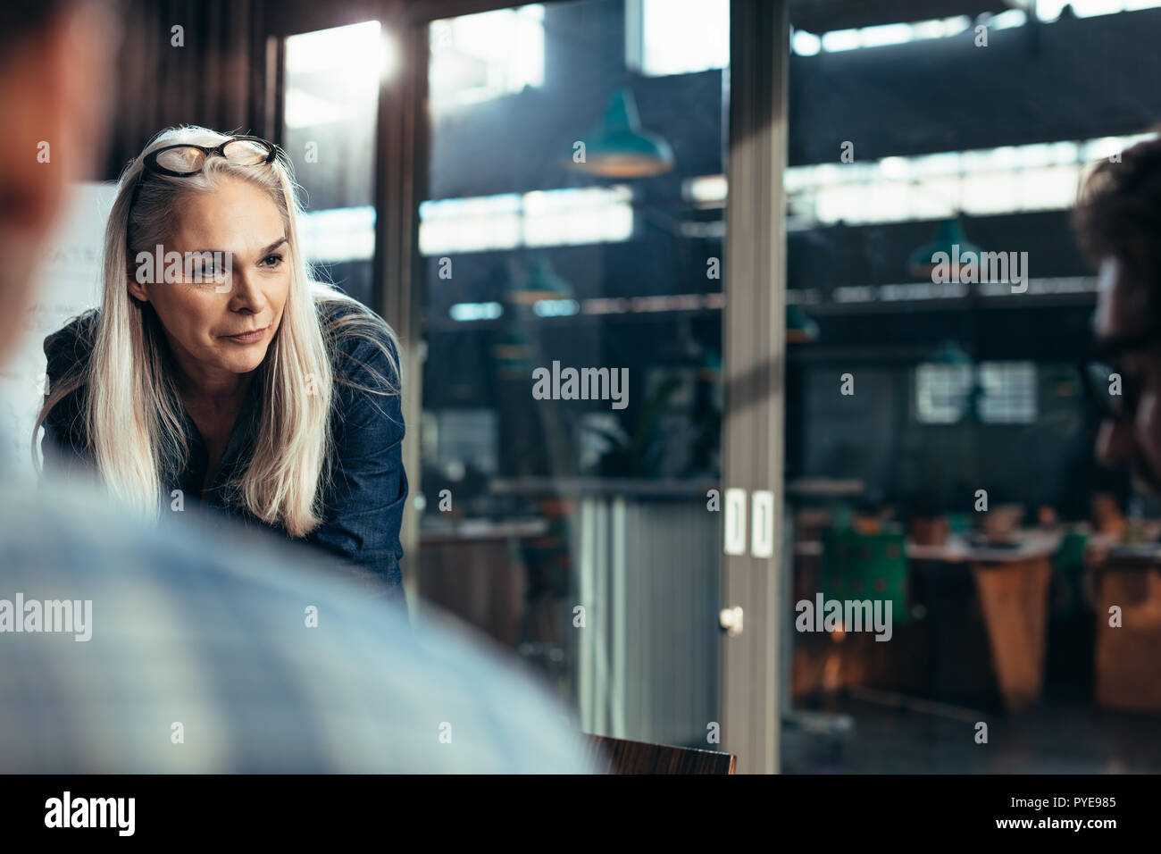 donna d'affari che parla con i colleghi in riunione. Imprenditrice donna che discute un nuovo piano con i colleghi in riunione. Foto Stock