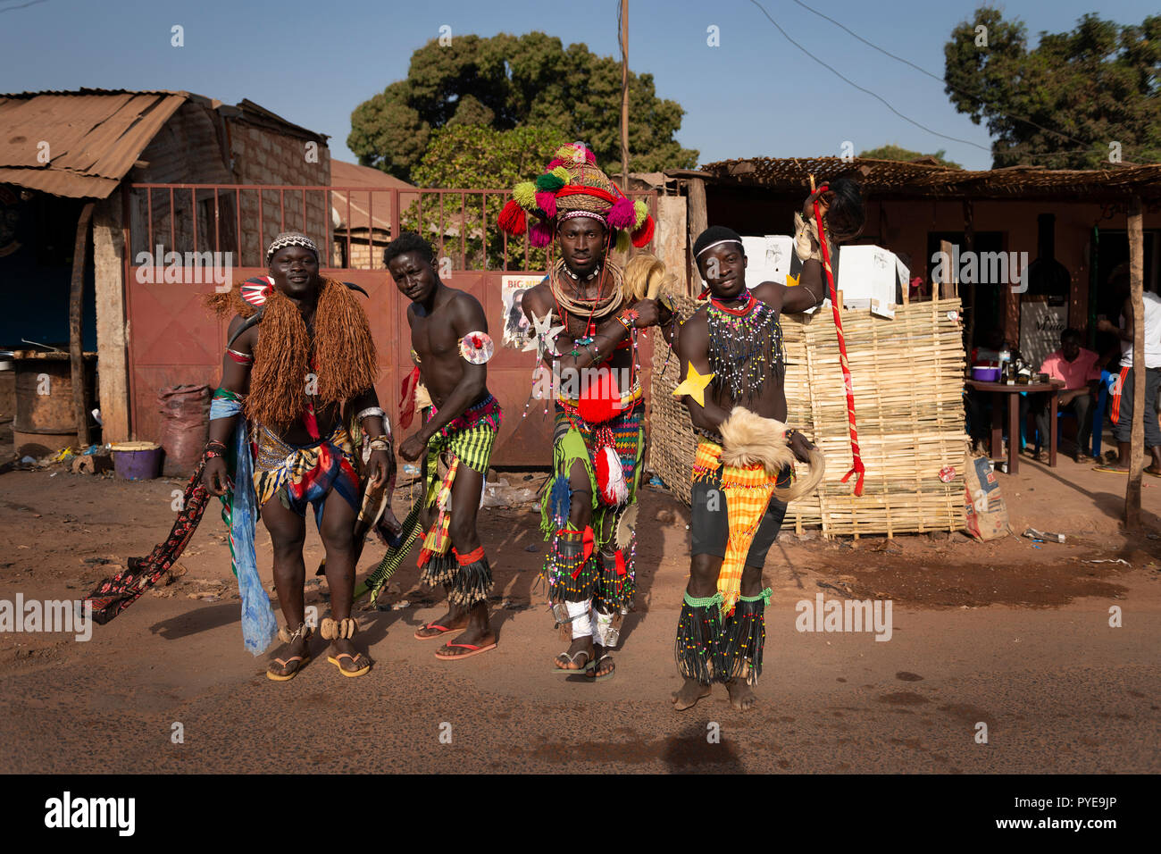 Bissau, Repubblica di Guinea Bissau - 12 Febbraio 2018: un gruppo di uomini che indossano costumi tradizionali durante le feste di carnevale al Bandim neighb Foto Stock