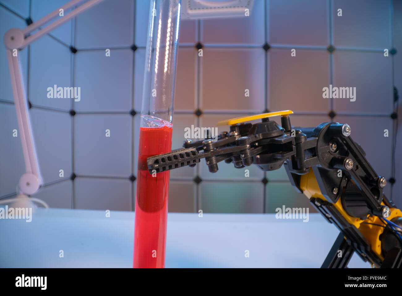 Tubo di prova nel braccio di robot. robot manipola i tubi di chimica in laboratorio Foto Stock