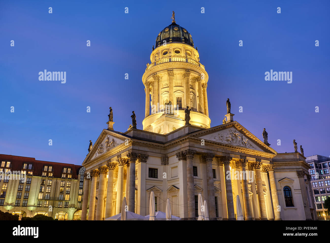 La Chiesa tedesca sulla Gendarmenmarkt a Berlino all'alba Foto Stock