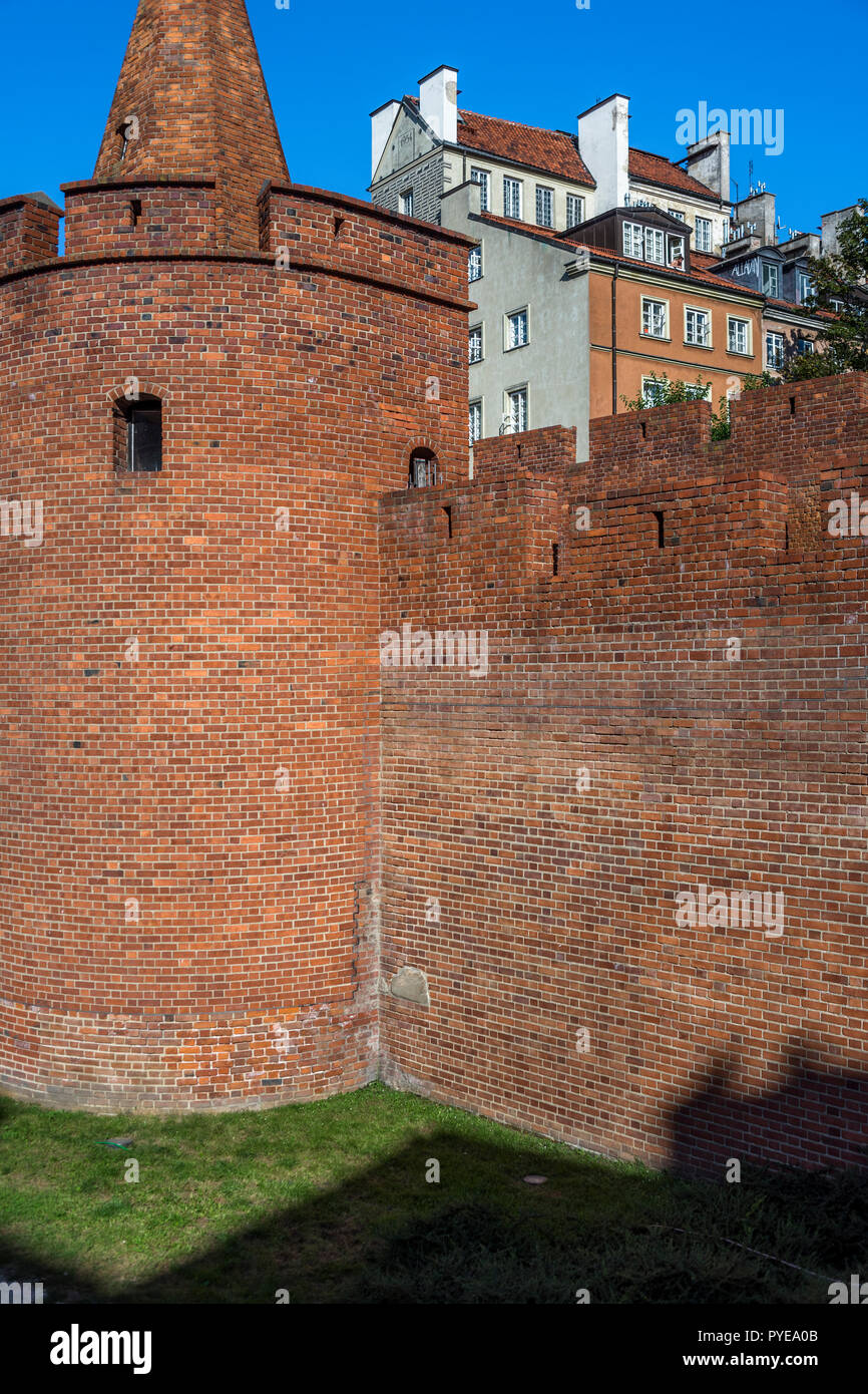 Parte delle vecchie mura che circondano il centro storico di Varsavia, Polonia 2018. Foto Stock