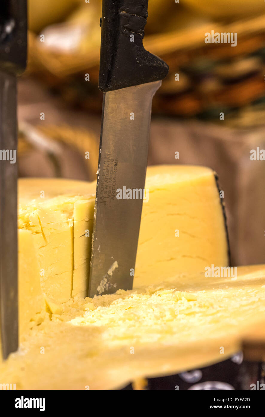 Degustazione di formaggi al mercato Foto Stock