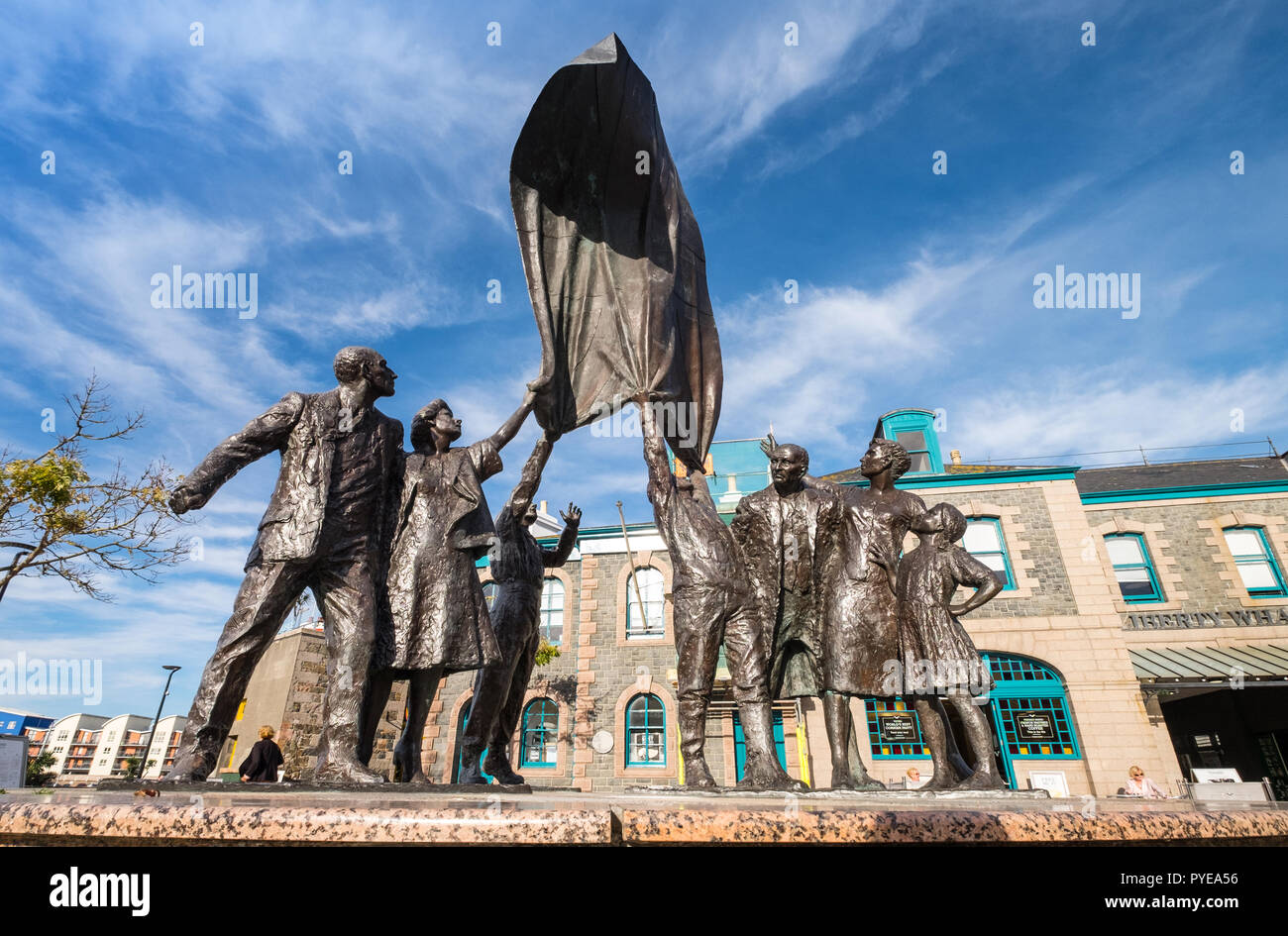 Il monumento della liberazione in Piazza Liberazione, St Helier, Jersey dallo scultore Philip Jackson Foto Stock
