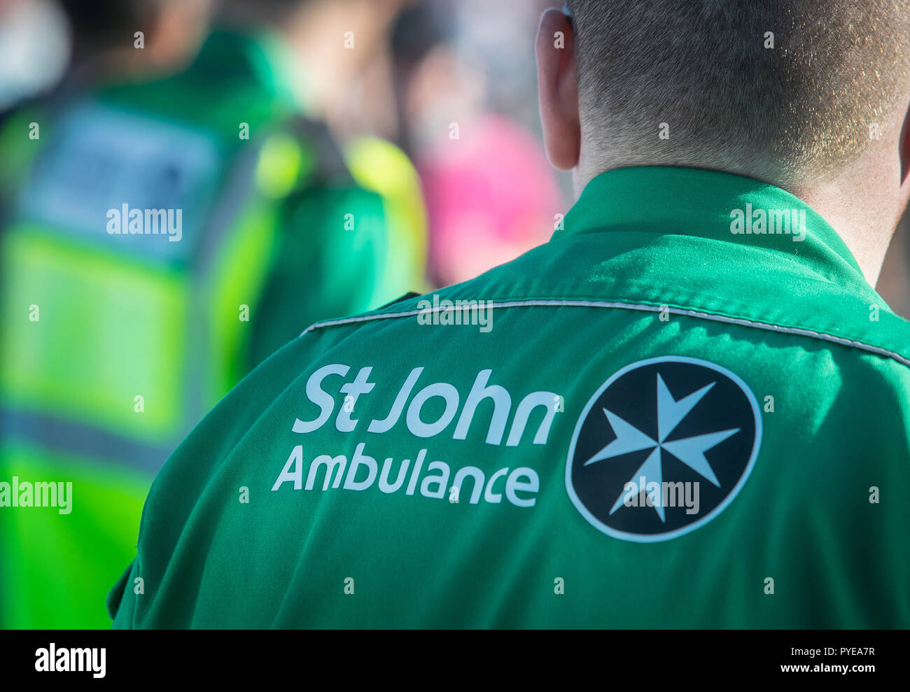 St John Ambulance medic ad un evento sportivo Foto Stock