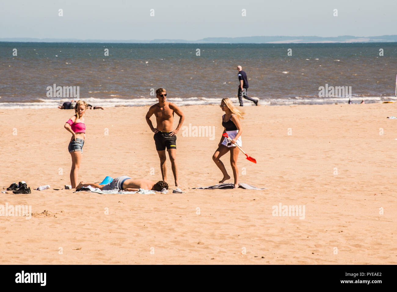 Giocando sulla spiaggia con le ragazze Raymond Boswell Foto Stock