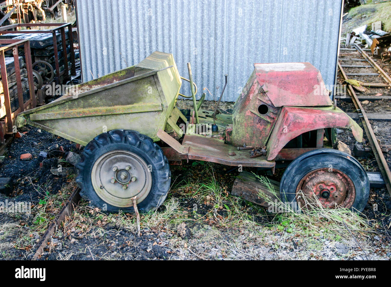 Il vecchio rivestimento Roughrider mini autocarro con pianale di scarico Foto Stock