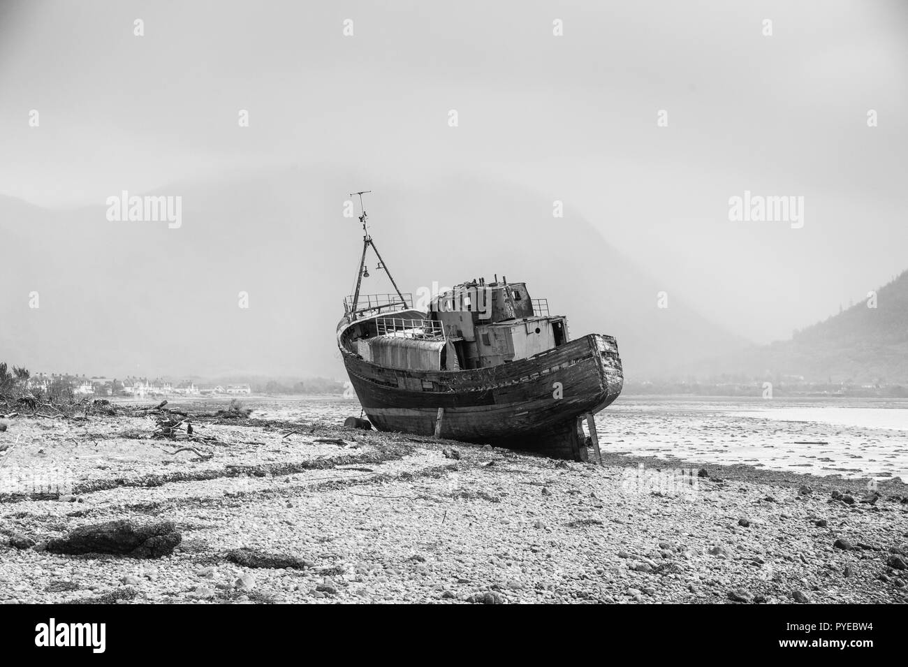 Abbandonata in riva barca da pesca a Corpach sulla spiaggia di Loch Linnhe a Fort William nelle Highlands scozzesi Foto Stock