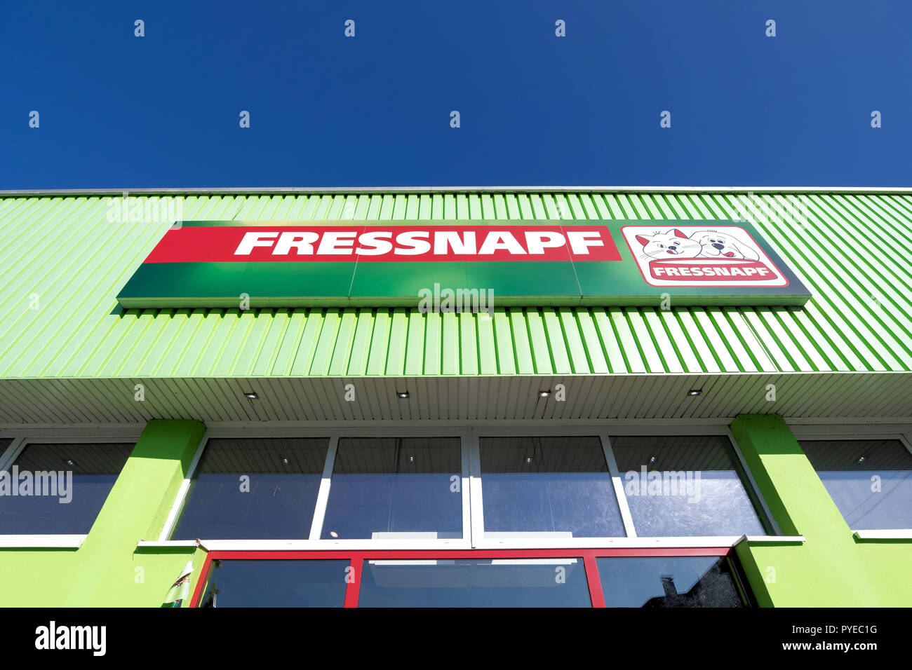 Fressnapf segno in negozio. Con oltre 1.400 negozi in 12 paesi europei Fressnapf è la più grande comunità pet food company. Foto Stock