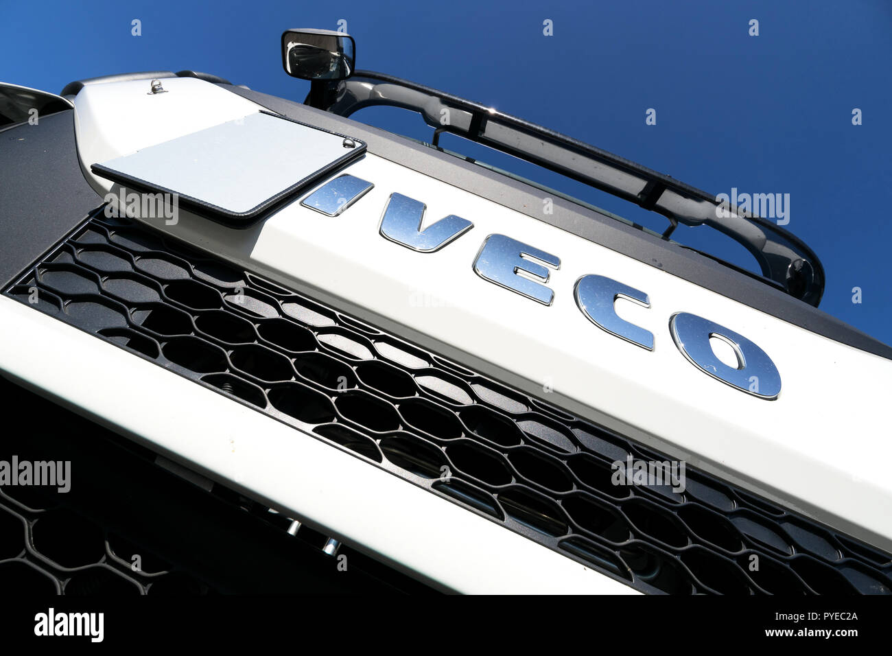 Logo Iveco al carrello. Iveco è un italiano di veicolo industriale Manufacturing Company con sede in Torino e interamente controllata da CNH Gruppo Industriale. Foto Stock