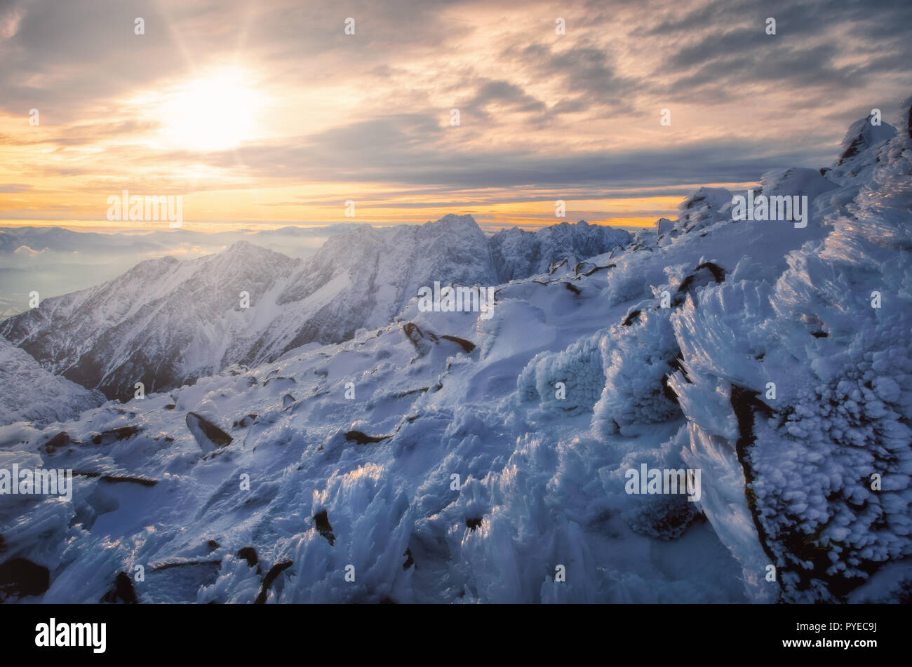Paesaggio invernale con montagne innevate e testurizzato ghiaccio, Alti Tatra, Slovacchia, Europa Foto Stock