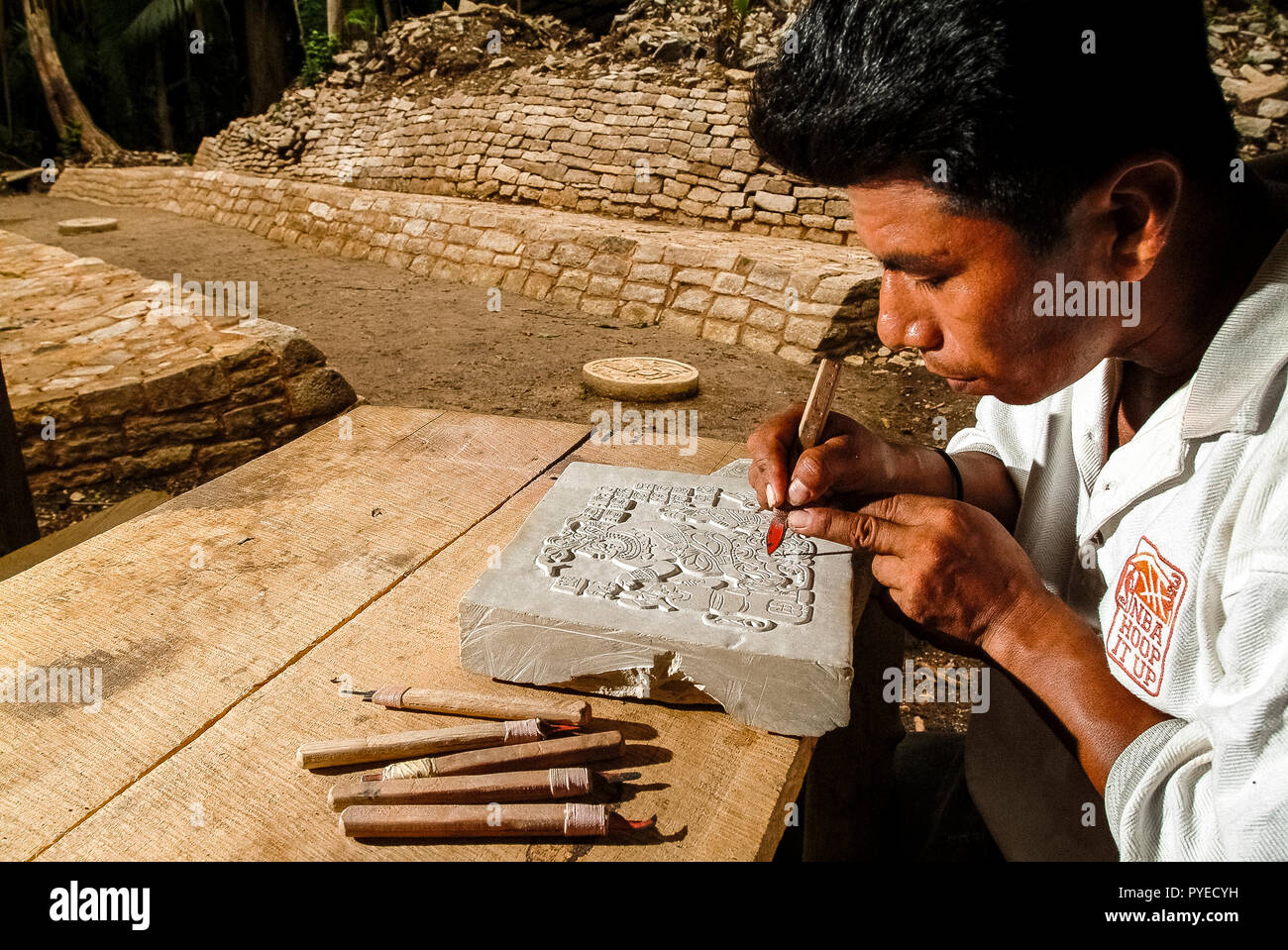 Guatemala: un giovane indiano di una comunità il desiderio di riprodurre la miniatura di una Scena raffigurante il re Taj Chan AHK che regnava nella ottava a Cancuen VIII secolo A.C Foto Stock