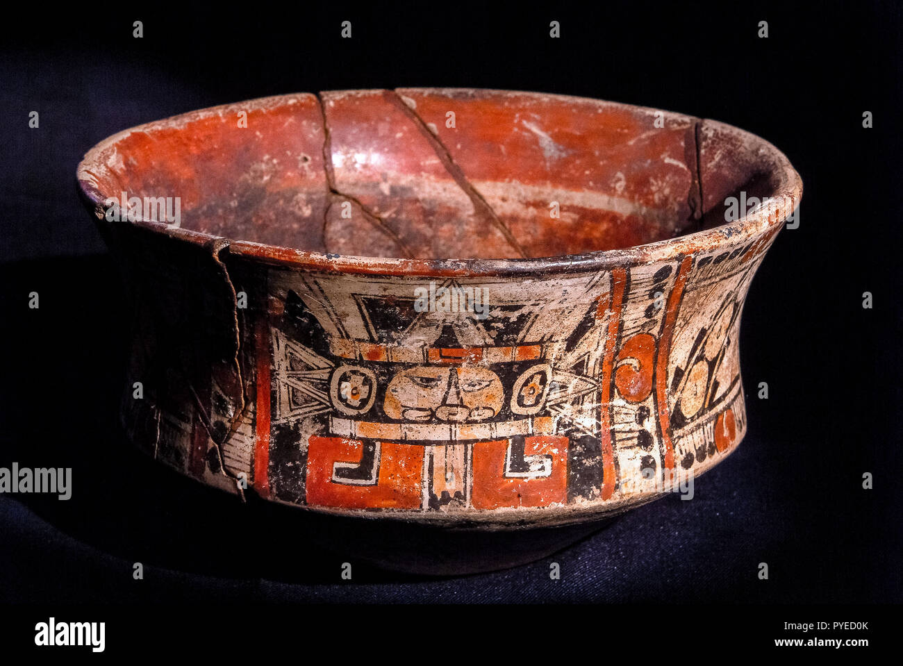 Guatemala un vaso di peste policromo con un 'foto di un volto Maya con influenza messicana Foto Stock