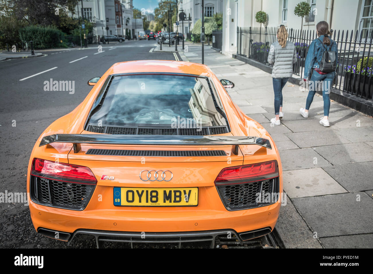 Un arancione Audi R8 high performance supercar in Westminster, Londra, Regno Unito Foto Stock