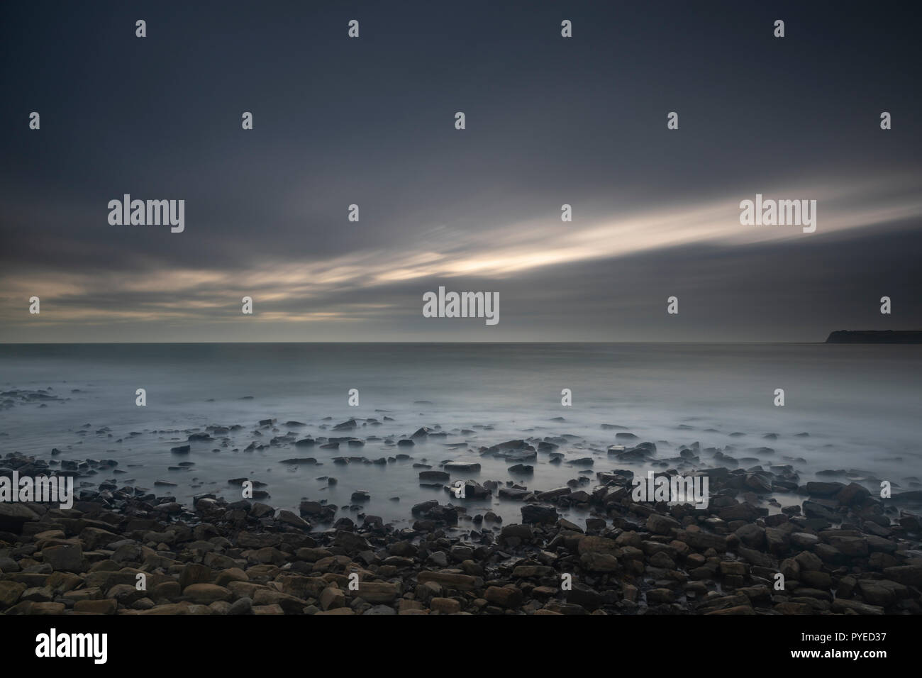 Moody, stormy seascape di Kimmeridge Bay, Dorset Foto Stock