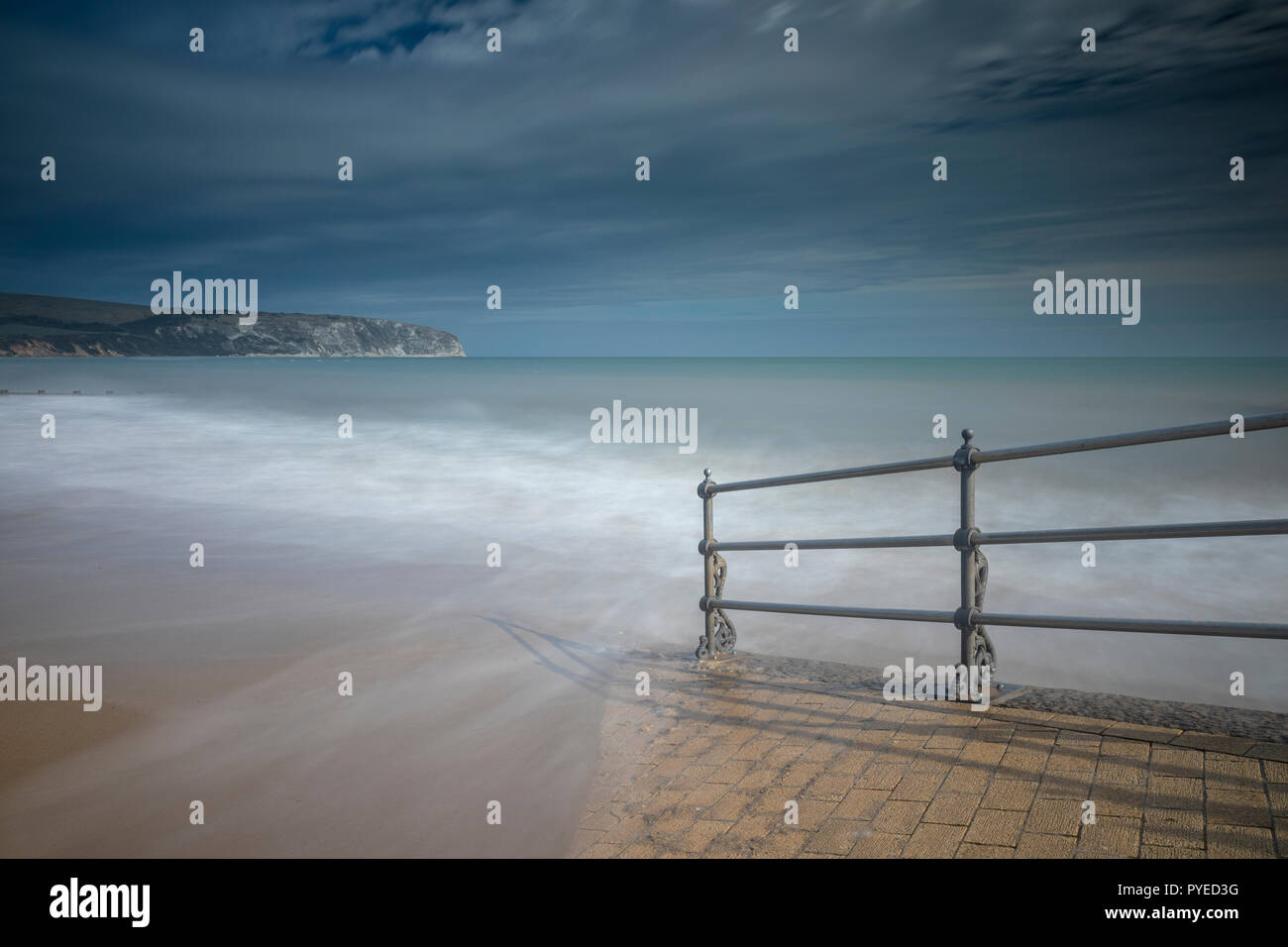 Misty lappatura di acqua in corrispondenza di una rampa di accesso per la sabbiosa spiaggia di Swanage Foto Stock