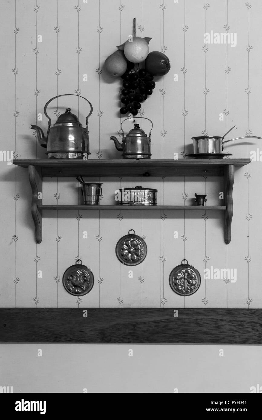 Il rame teiere e cucina decorazioni a parete in una vecchia fattoria svedese house nel nord della Svezia Foto Stock