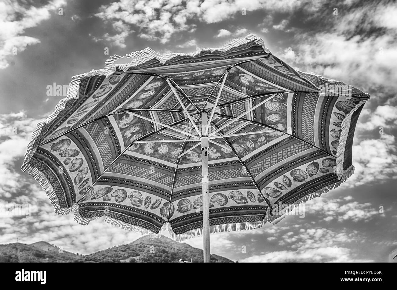 Decorate ombrellone visto dalla terra contro lo sfondo di un cielo di luce Foto Stock