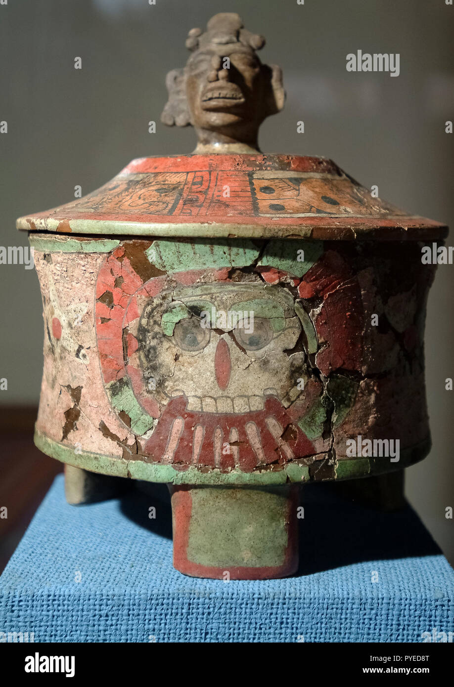 Guatemala Tikal, contenitore treppiede il primo periodo classico che portava la scritta 'il vaso per cacao' Foto Stock