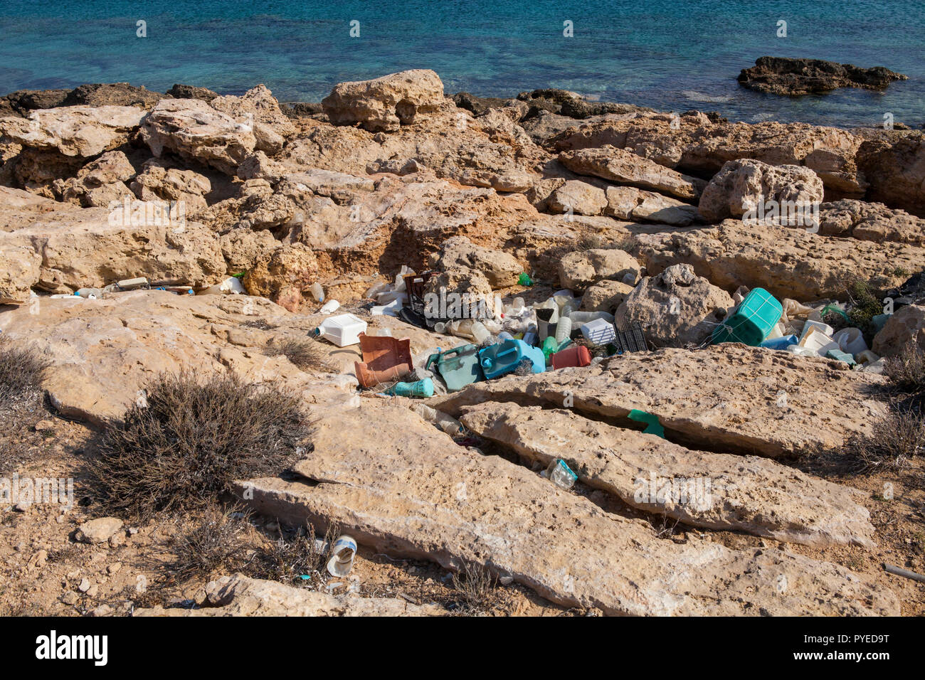 Garbage in riva al mare nella costa nord di Creta, Grecia. Foto Stock