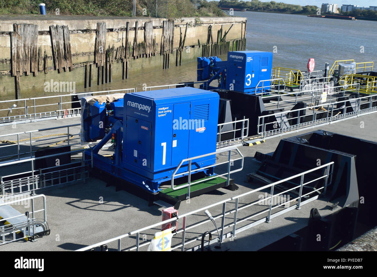 Mampaey Industrie Offshore Dock intelligente sistema di bloccaggio sul nuovo Woolwich Ferry docking pontoon Foto Stock
