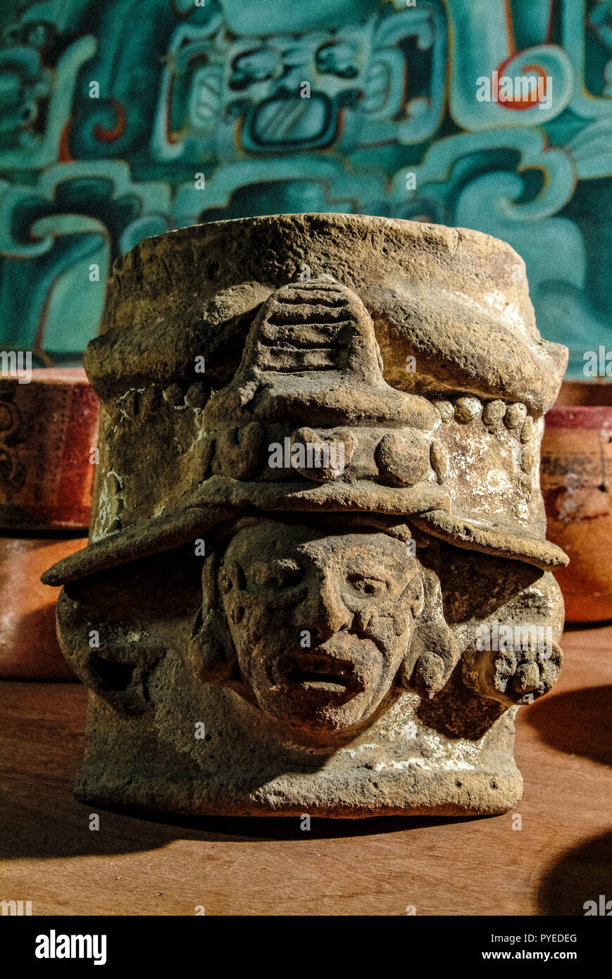 Guatemala Uaxactun, parte di una forma che si trova nel sito archeologico di Uaxactun Foto Stock