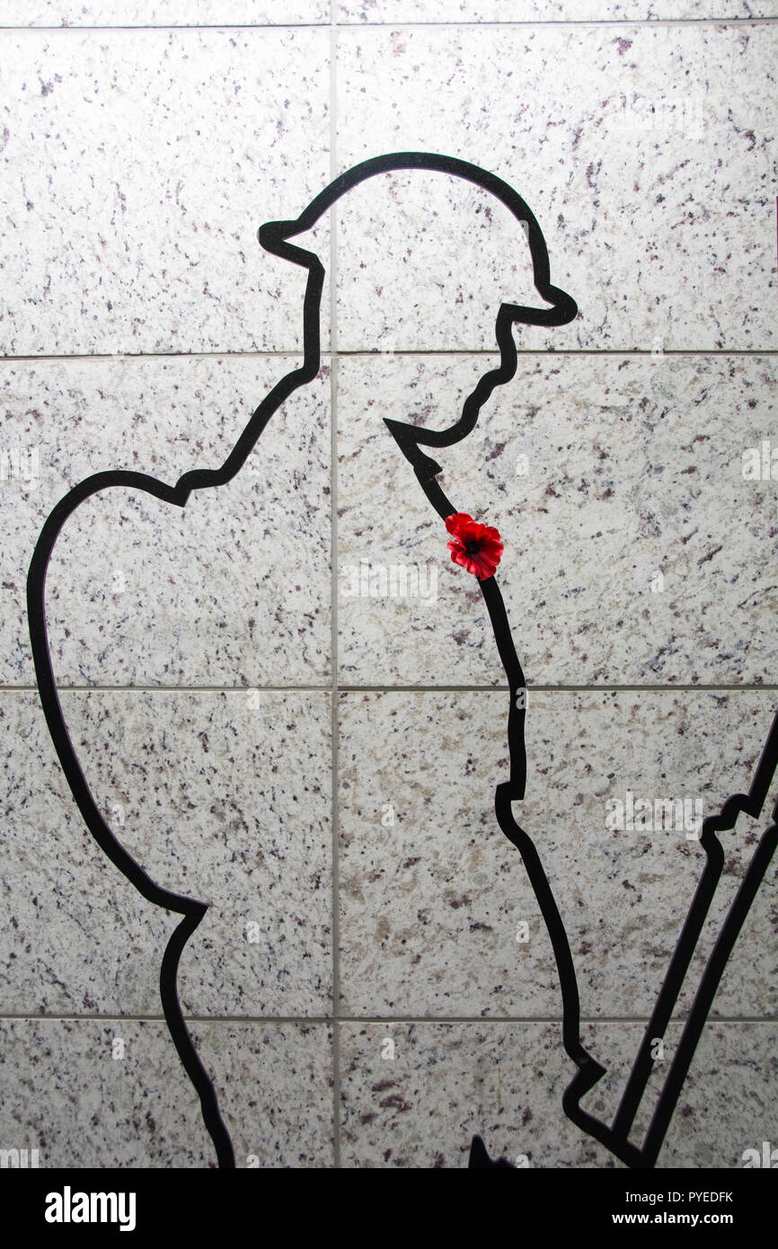 Vi ma non si stagliano Tommy memorial presso la stazione Victoria di Londra, Regno Unito Prima Guerra Mondiale Foto Stock