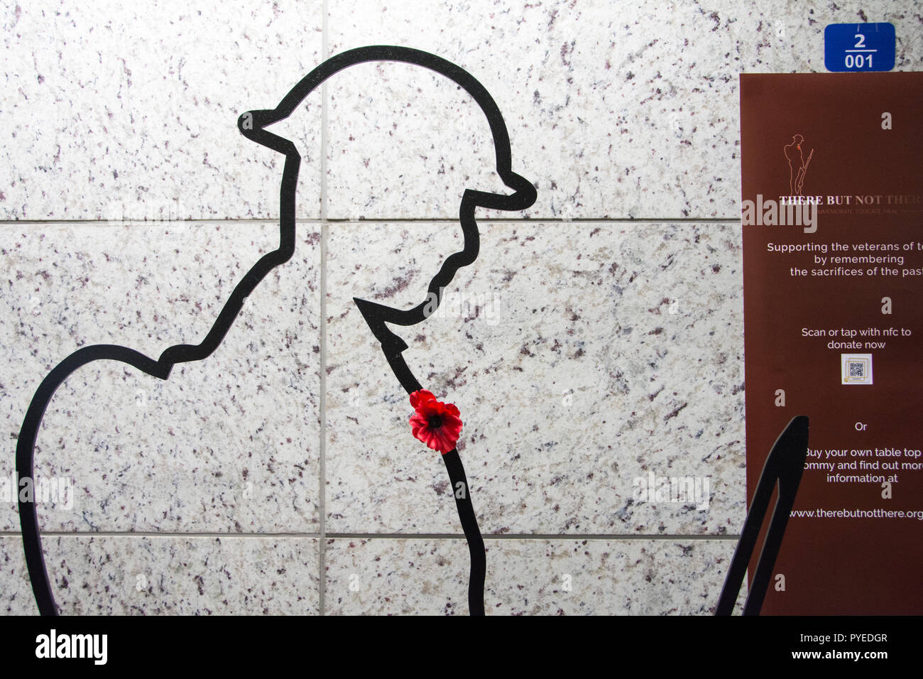Vi ma non si stagliano Tommy memorial presso la stazione Victoria di Londra, Regno Unito Prima Guerra Mondiale Foto Stock