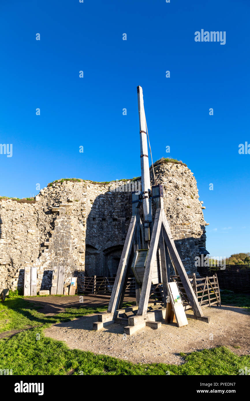 Un trebuchet a Corfe Castle, Dorset, Regno Unito Foto Stock