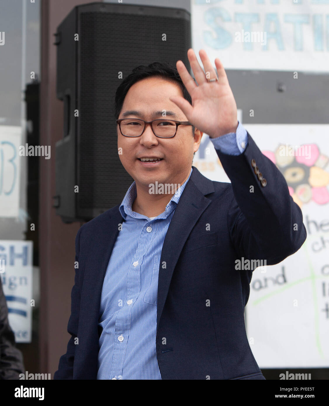 Oct 20, 2018. In un campo di battaglia chiave del Distretto di New Jersey, Challenger democratico Andy Kim conserva una "donna" Rally per consentire e incoraggiare le donne a votare nel 2018 Midterms. Andy Kim, un ex nazionale ufficiale per la protezione durante l'amministrazione Obama e Rep. repubblicano Tom MacArthur sono bloccati in un "statistico tie" nella terza Congessional nel Quartiere South Jersey. Una nuova università di Stockton sondaggio mostra MacArthur, una motrice nello sforzo di abrogare le cure accessibili agiscono sotto il Presidente Trump, in una lotta per la sua vita politica contro Kim. Foto di Gary Ell Foto Stock