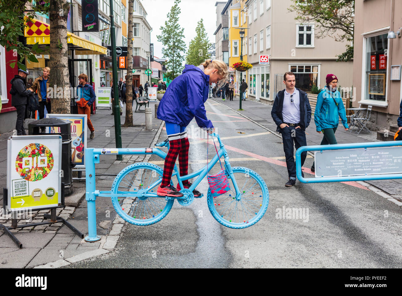 Reykjavík, Islanda non può essere la città più adatta alle biciclette  d'Europa, ma ha bellissimi percorsi dove è vietato viaggiare con i veicoli  a motore Foto stock - Alamy