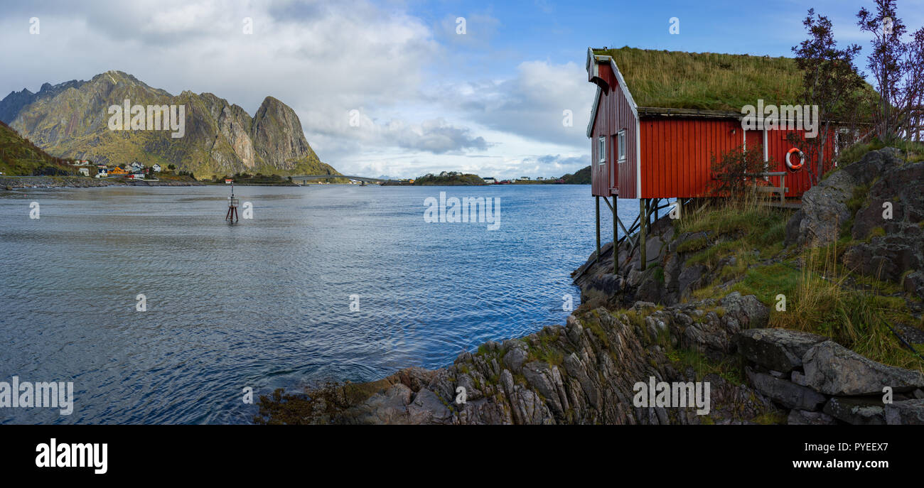 Bagnino in legno casa con tetto erboso vicino a Reine, Lofoten, Norvegia Foto Stock