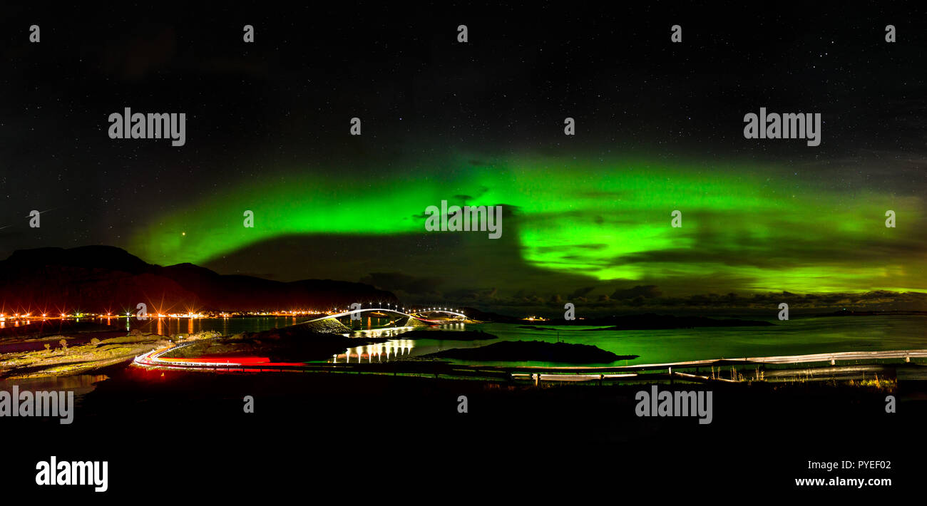 Strade e ponti su flussi in Norvegia - illuminato da luci del nord Foto Stock